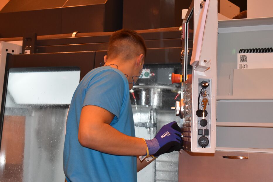 Jovem opera equipamento CNC no CENFIM, centro de formação profissional em Portugal