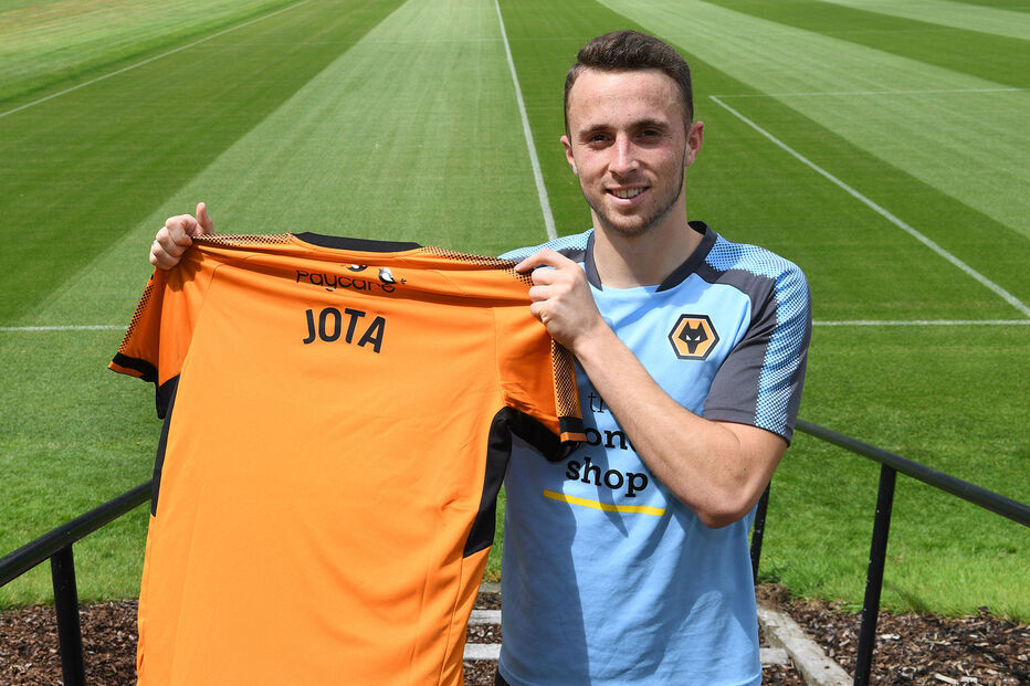 Diogo Jota apresenta a camisola do Wolverhampton com o seu nome