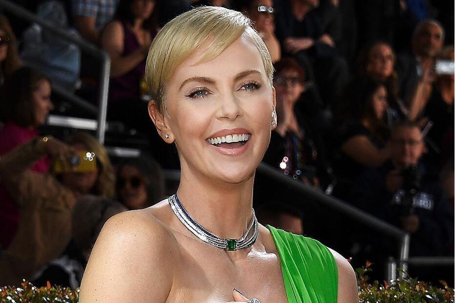 Charlize Theron comenta relação casual com homem mais novo