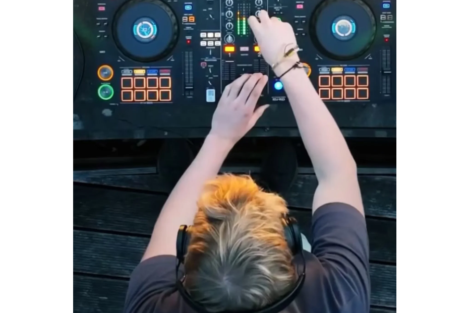 DJ atua com mesa de mistura e auscultadores