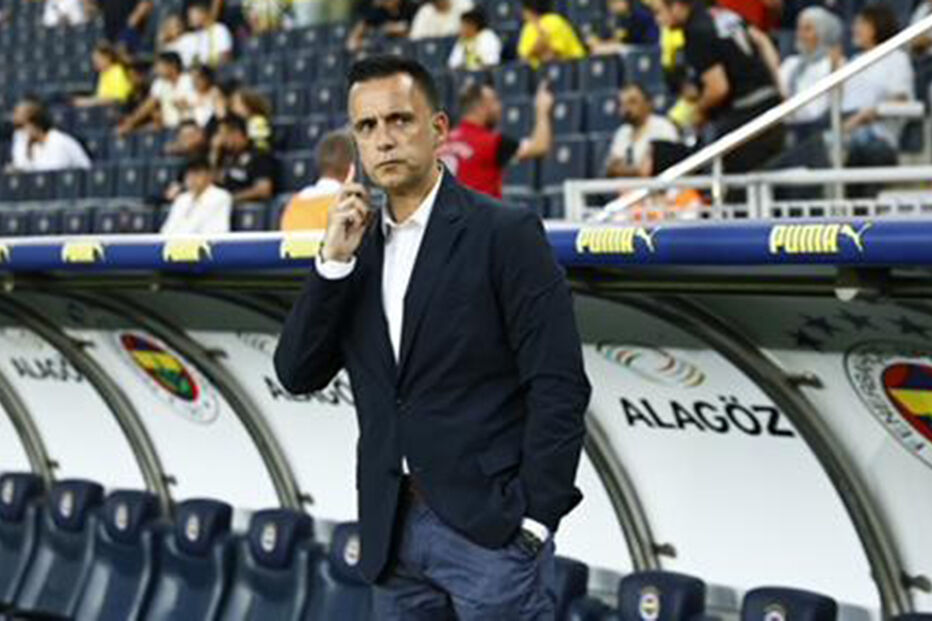 Treinador do Fenerbahçe pondera opções no banco