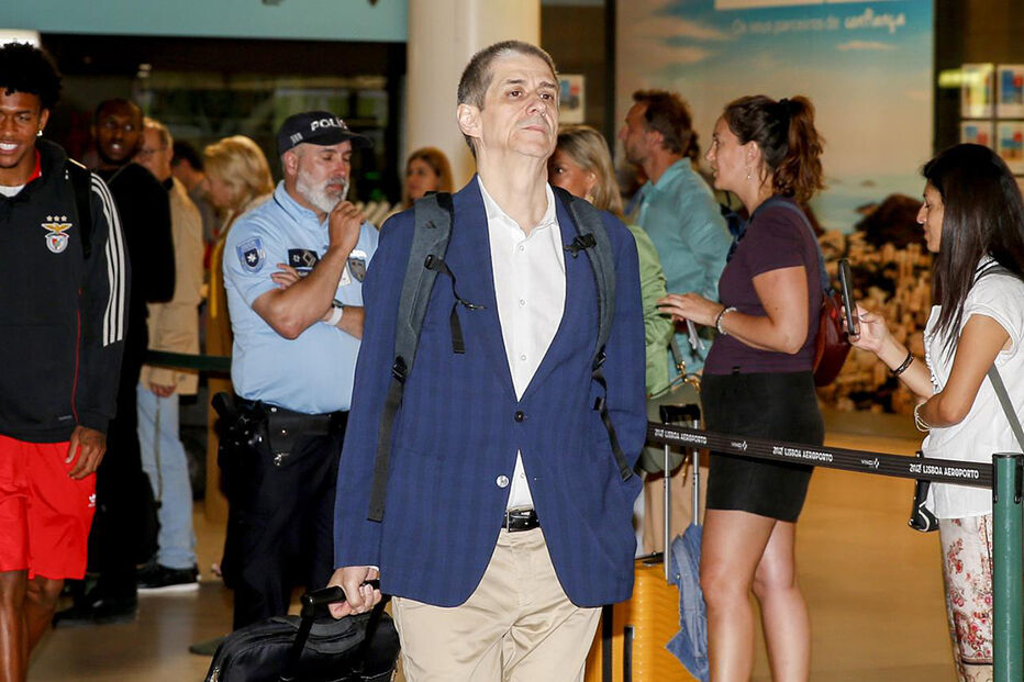 Roger Schmidt no aeroporto de Lisboa após vencer o campeonato