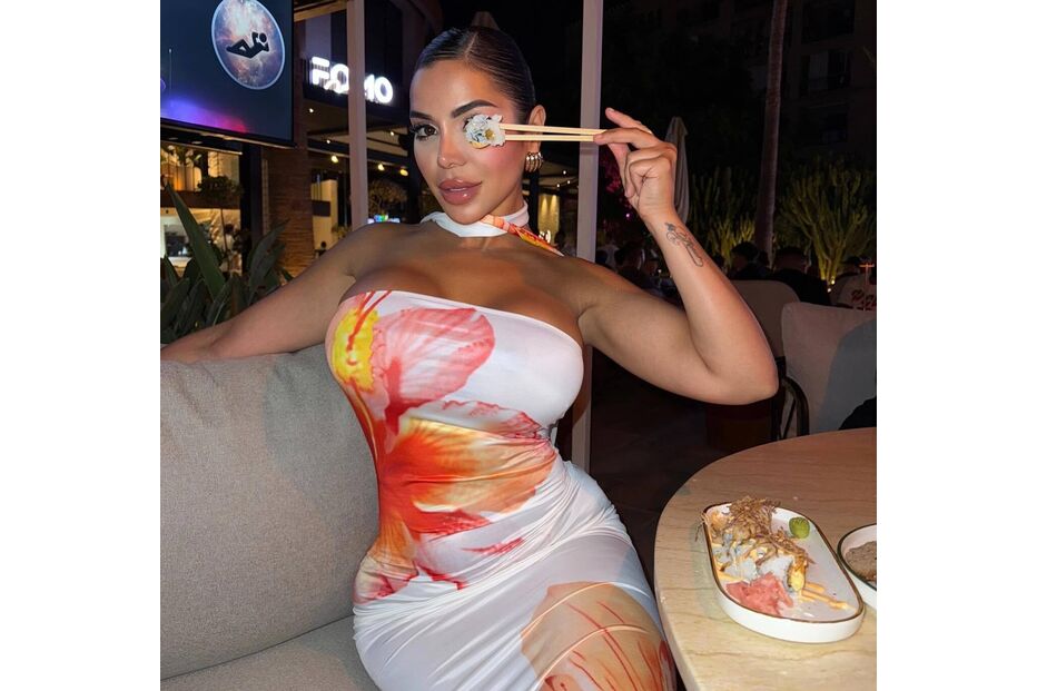 Mulher janta sushi num restaurante