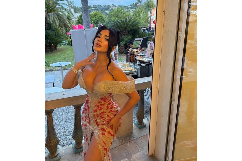 Mulher posa com vestido formal num evento ao ar livre