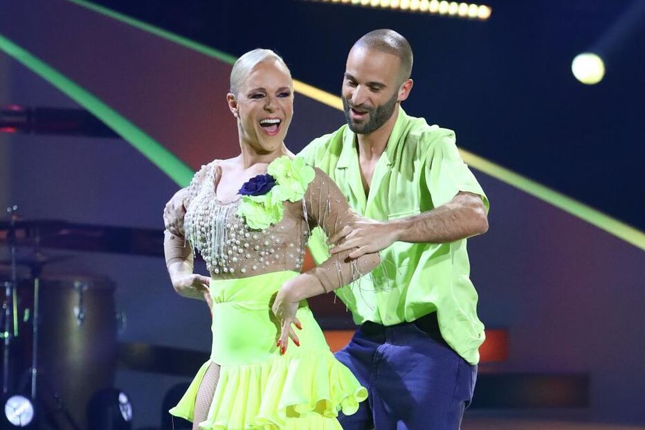 Bárbara Bandeira dança com Renato Nobre em palco
