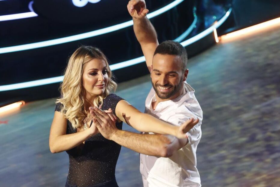 Bailarinos em palco durante atuação televisiva