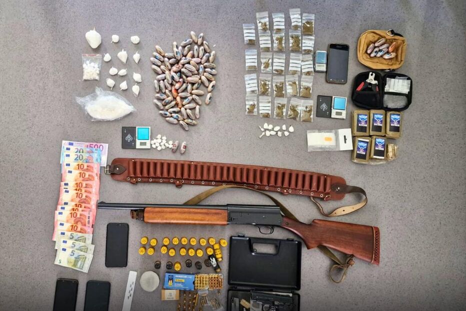 Apreensão de armas, droga e dinheiro pela polícia