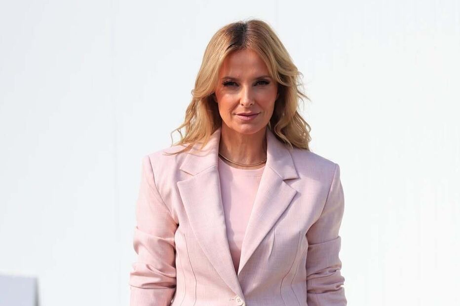 Cristina Ferreira usa um fato rosa