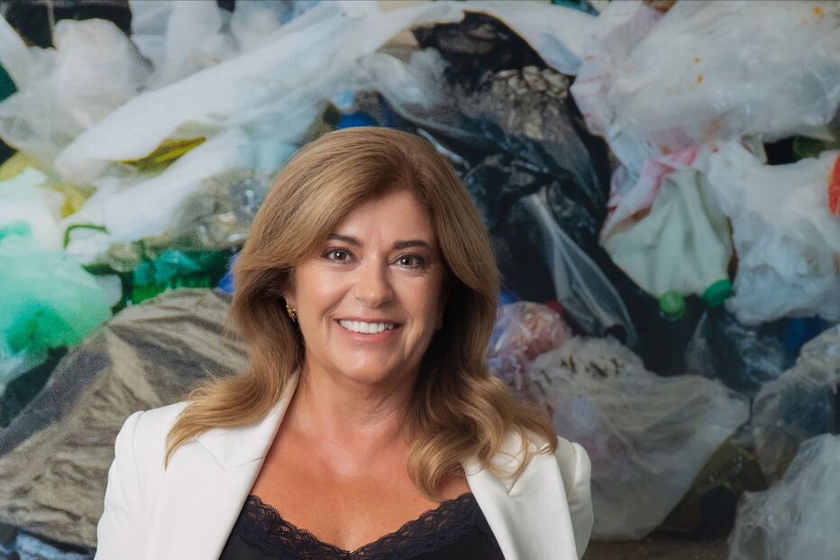 Retrato de mulher com um fundo alusivo ao lixo e um globo terrestre