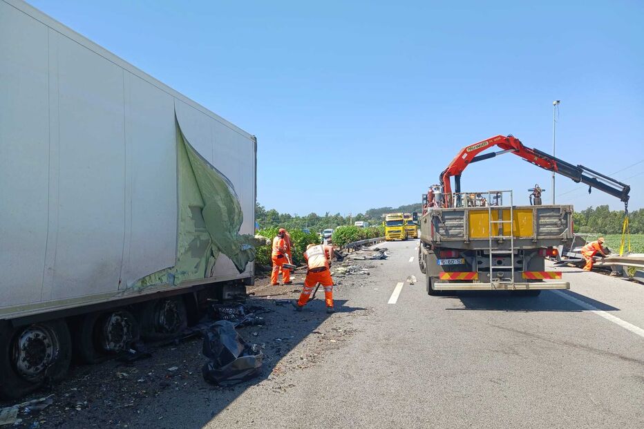 Despiste de camião na A1, em Coimbra, causa uma vítima mortal e condiciona trânsito