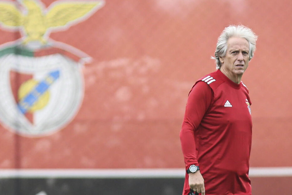 Jorge Jesus surge em imagem com o símbolo do Benfica ao fundo