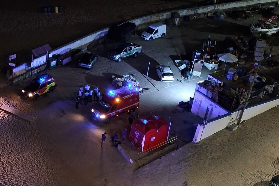 Homem cai em ribanceira na Praia dos Pescadores, Ericeira, após desordem. Bombeiros estabilizam e transportam vítima para hospital