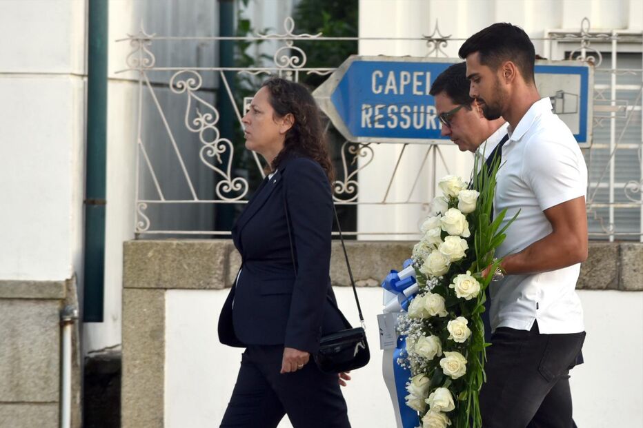 Cerimónia fúnebre com a presença de figuras públicas