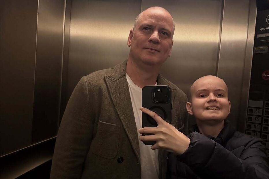 Antigo guarda-redes da Roma rapa cabelo com o filho em luta contra doença