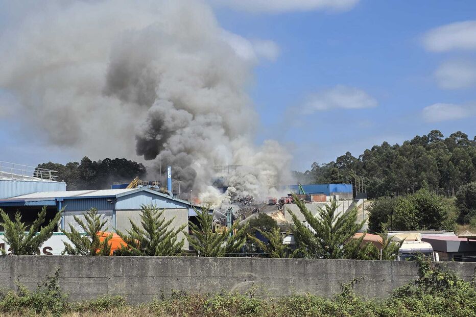 Incêndio destrói empresa em Vila Nova de Gaia, gerando nuvens de fumo visíveis.
