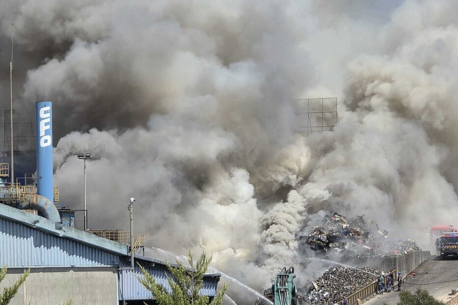 Incêndio industrial em Gaia causa grande coluna de fumo