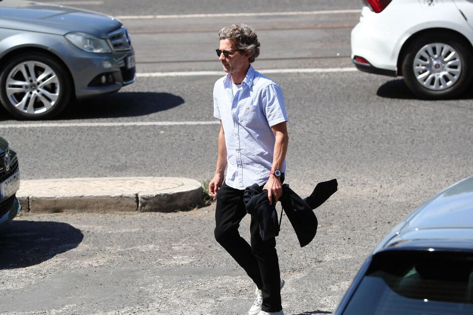 Figuras do espetáculo marcam presença no último adeus a Luís Jardim na Basílica da Estrela