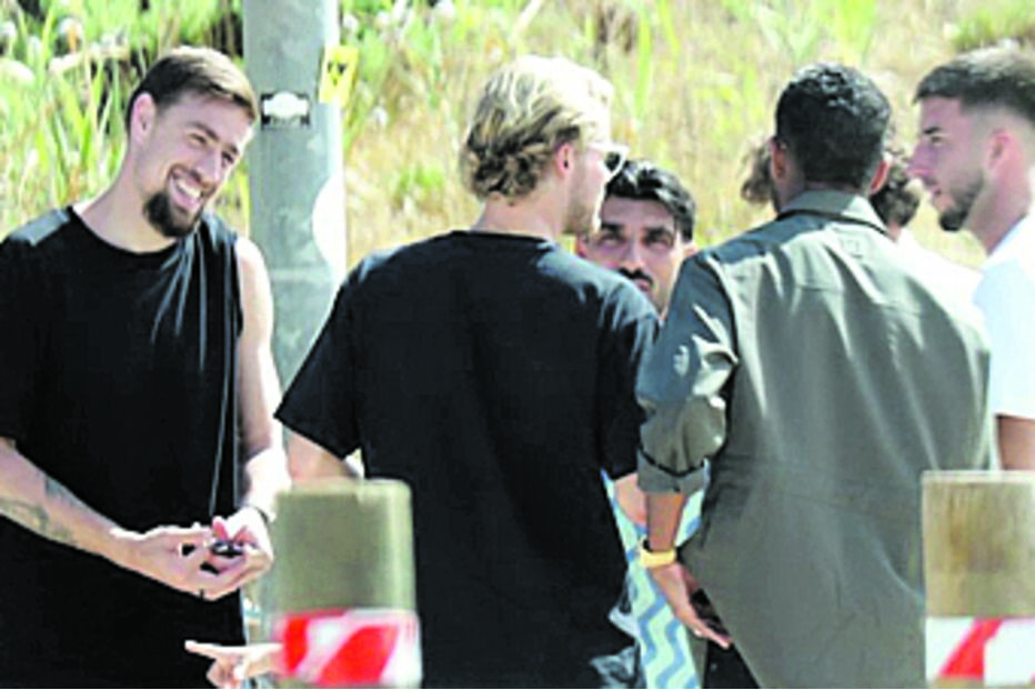 Jogadores do Sporting, incluindo Coates, reunidos numa praia na Margem Sul.
