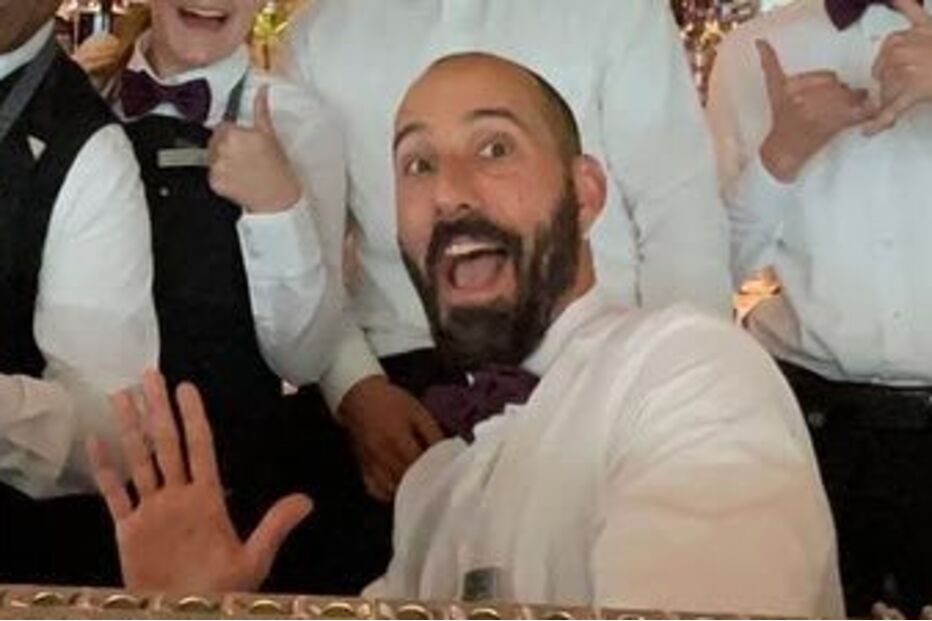 Equipa do Deck8 posa junto ao bar num ambiente animado