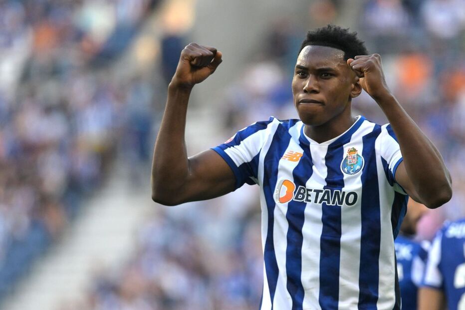 Evanilson festeja golo pelo FC Porto com punhos cerrados