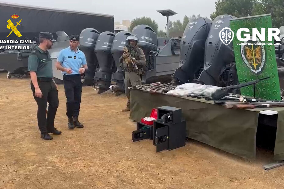 A GNR e a Guarda Civil apreendem armas e embarcações numa operação conjunta