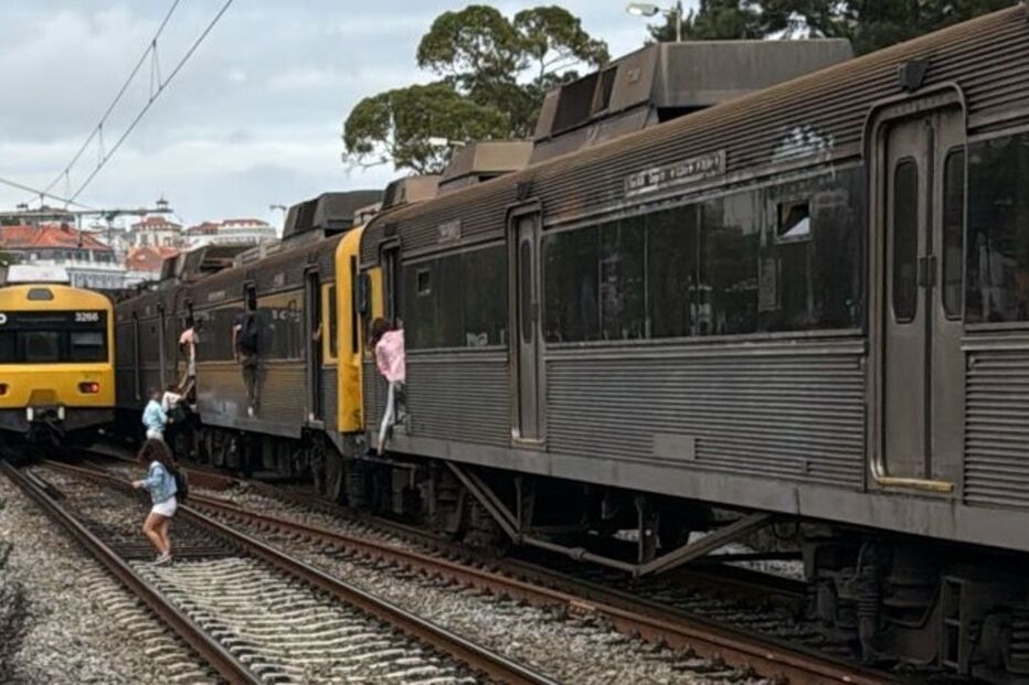 Linha de Cascais interrompida após rutura de cabo elétrico