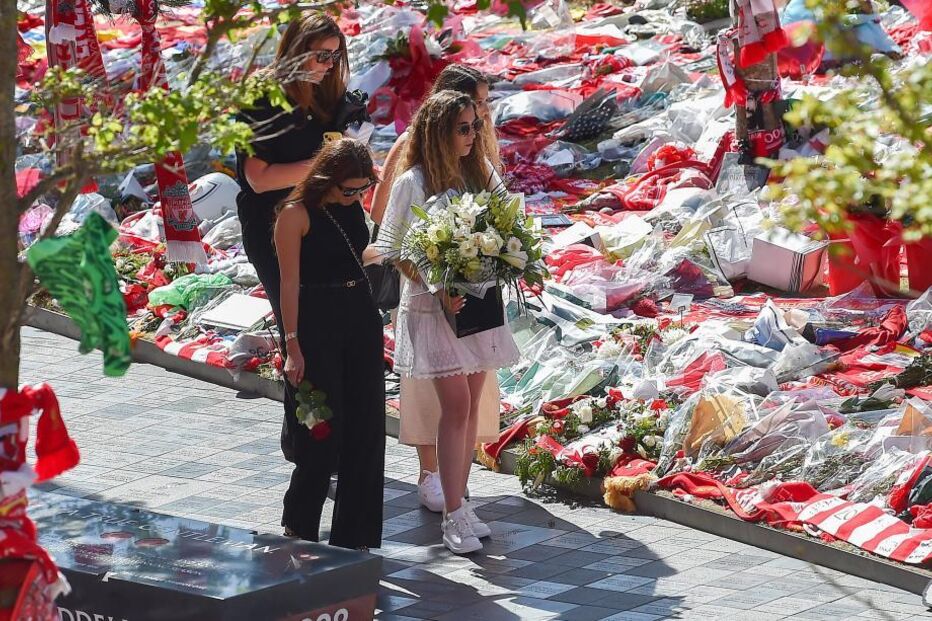 Homenagens a Diogo Jota em Anfield: Rute Cardoso visita memorial