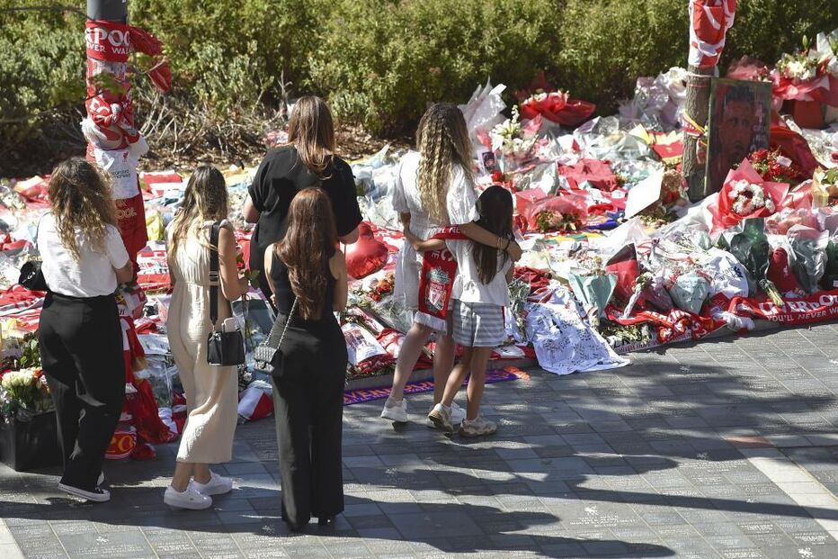 Homenagens a Diogo Jota e André Silva junto ao estádio do Liverpool