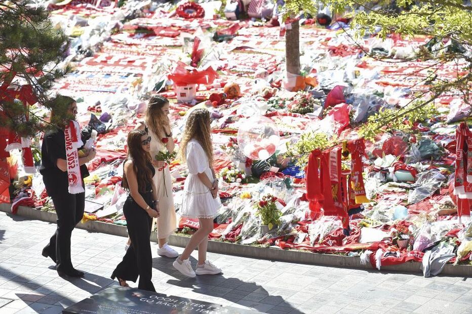 Rute Cardoso visita memorial a Diogo Jota em Anfield, após homenagem dos adeptos do Liverpool