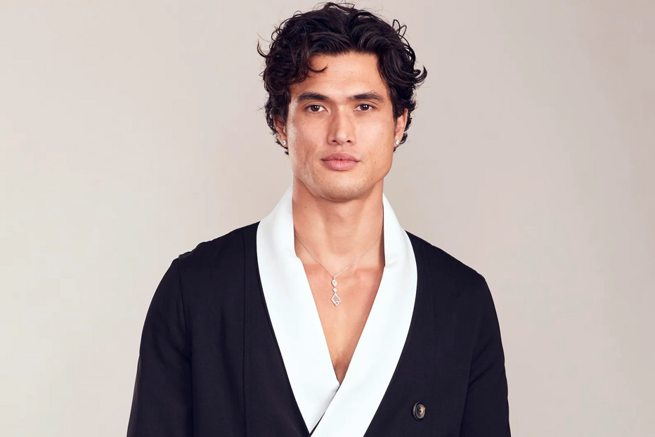 Retrato de homem com casaco e colar, eleito um dos 50 mais atraentes