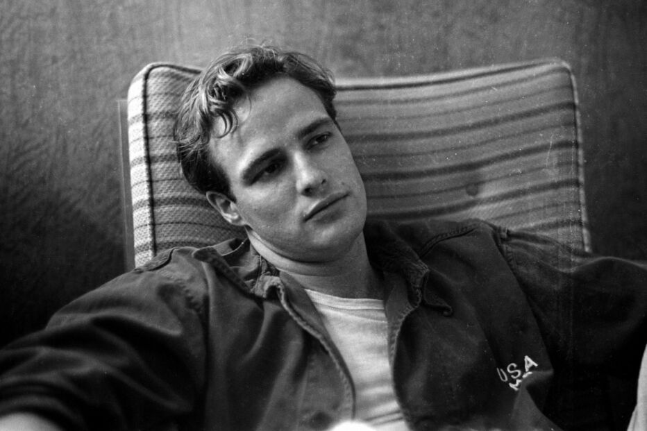 Marlon Brando, um dos 50 homens mais atraentes de sempre, em descanso numa cadeira