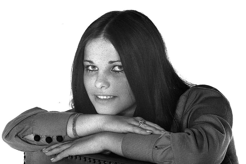 Retrato de mulher com cabelo comprido e liso