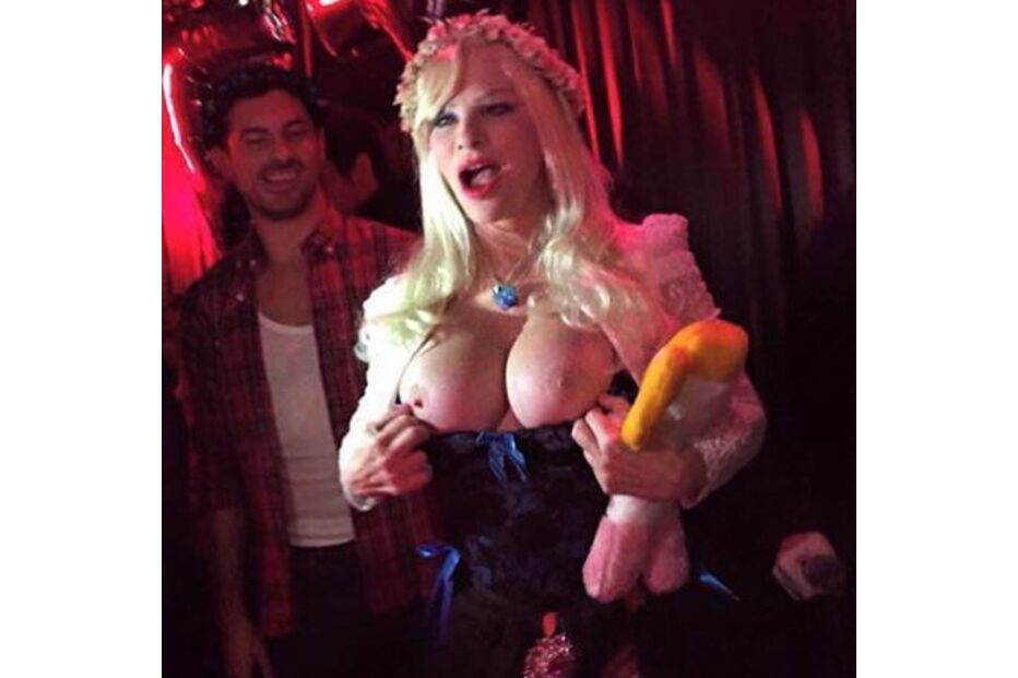 Cicciolina exige 10 milhões de euros ao governo italiano pela suspensão da sua pensão vitalícia