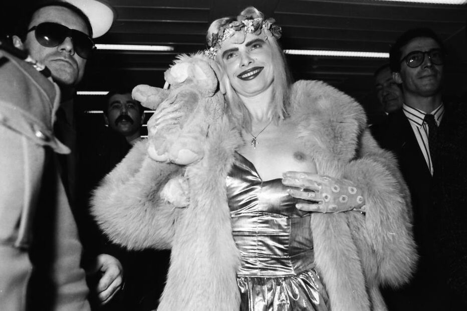 Cicciolina, ex-deputada italiana, enfrenta dificuldades financeiras após corte na pensão vitalícia