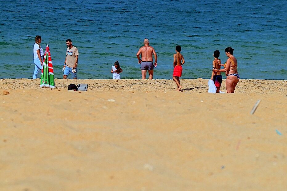 Turistas aproveitam o sol e o mar no Algarve antes da mudança de quinzena
