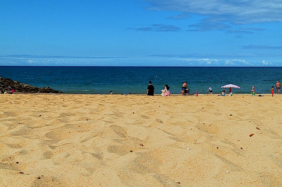 Praia algarvia com turistas apesar do vento no último fim de semana