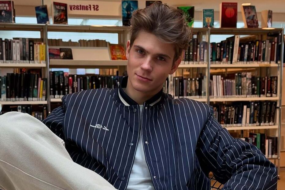 Modelo colabora com familiar na criação de conteúdo digital