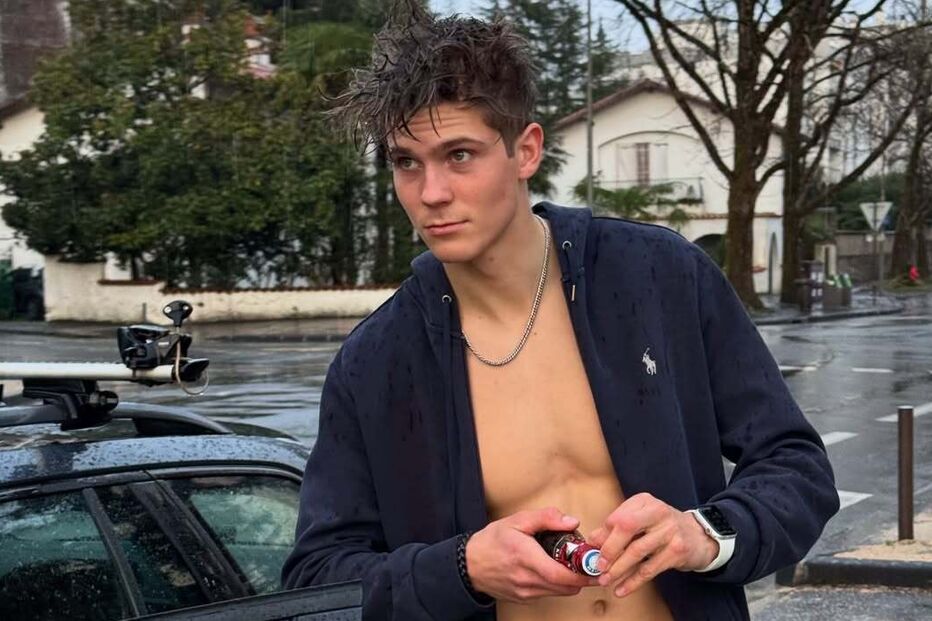 Estrela do Onlyfans cria conteúdo com ajuda familiar