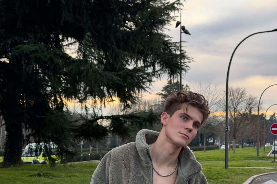 Jovem cria conteúdo adulto com apoio familiar.
