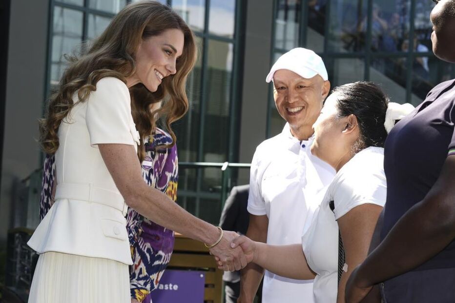 Kate Middleton cumprimenta figuras do ténis em Wimbledon, após ovação do público