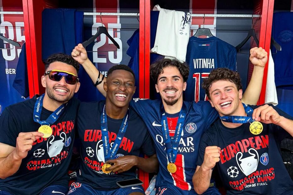 Jogadores do PSG celebram título com troféu e medalhas