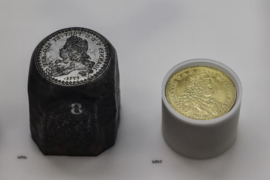 Moeda de ouro de D. João V, símbolo de riqueza, e 'moedas' de escravatura no Museu do Dinheiro, em Lisboa