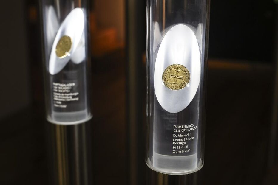 Moeda portuguesa de D. Manuel I, 10 cruzados, datada de 1499-1521, proveniente de Lisboa