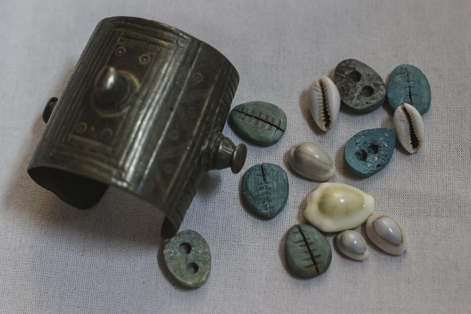 Caurins, 'moedas' para comprar escravos, em exposição no Museu do Dinheiro, em Lisboa