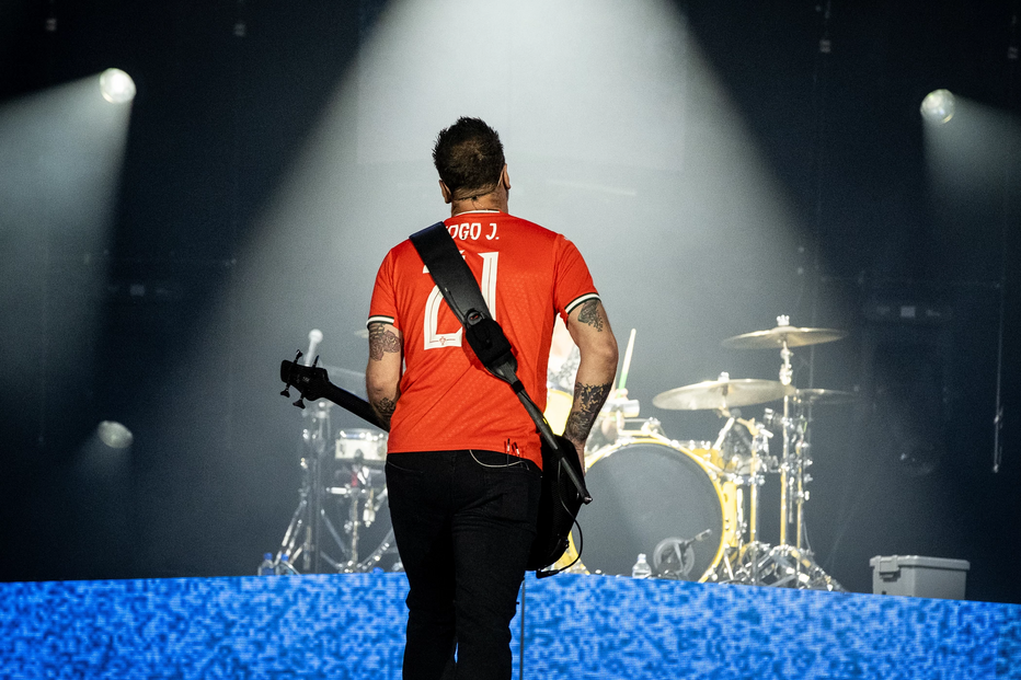Muse homenageia Diogo Jota no Nos Alive com camisola personalizada.
