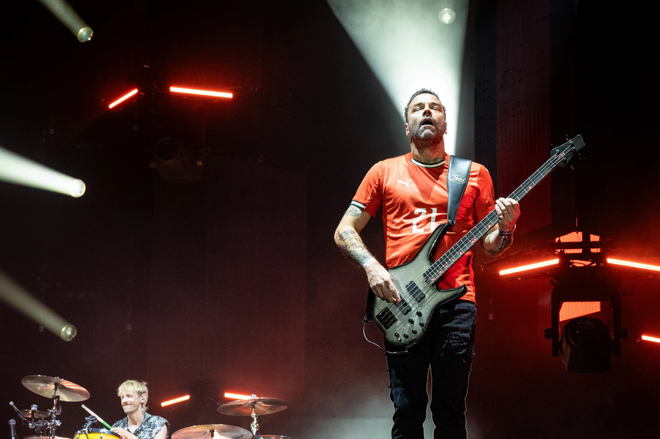 Muse homenageia Diogo Jota no Nos Alive com camisola 21