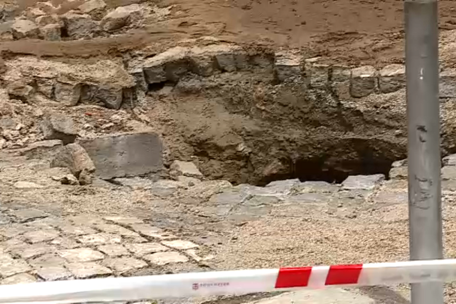Cratera aberta após rutura de conduta de água em Viana do Castelo