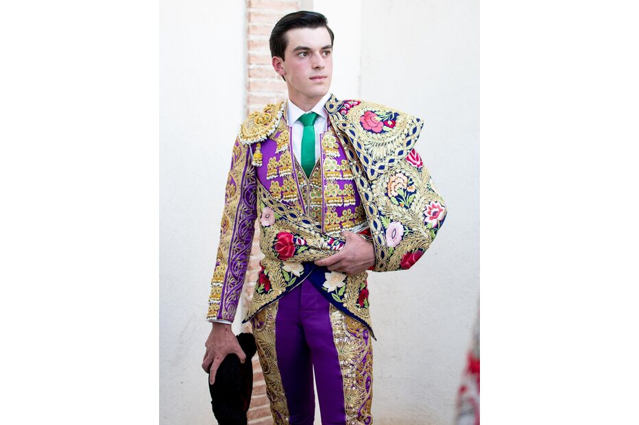 Jovem toureiro, Sérgio Rollón, sofre cornada na coxa em Espanha