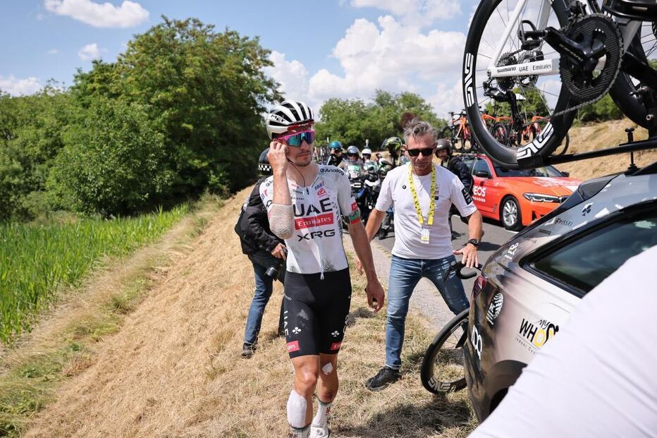 João Almeida desiste da Volta à França após queda na nona etapa, em Châteauroux.
