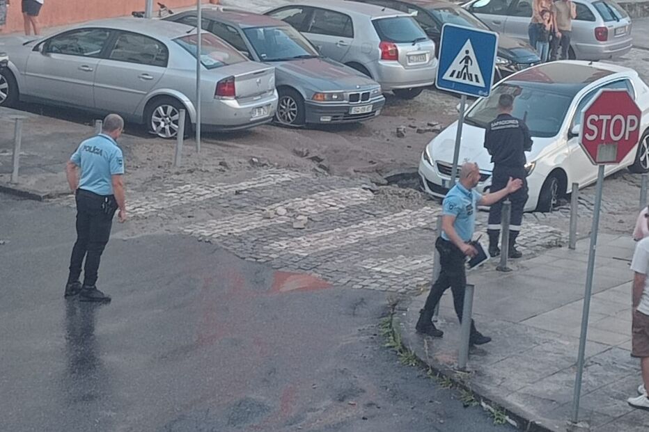 Cratera abre-se em Viana do Castelo após rebentamento de conduta de água